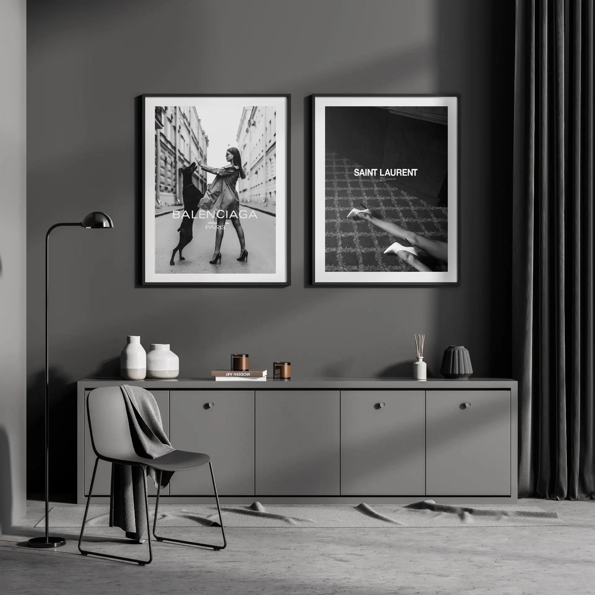 Svartvita inramade posters med modern design, med modevarumärken.